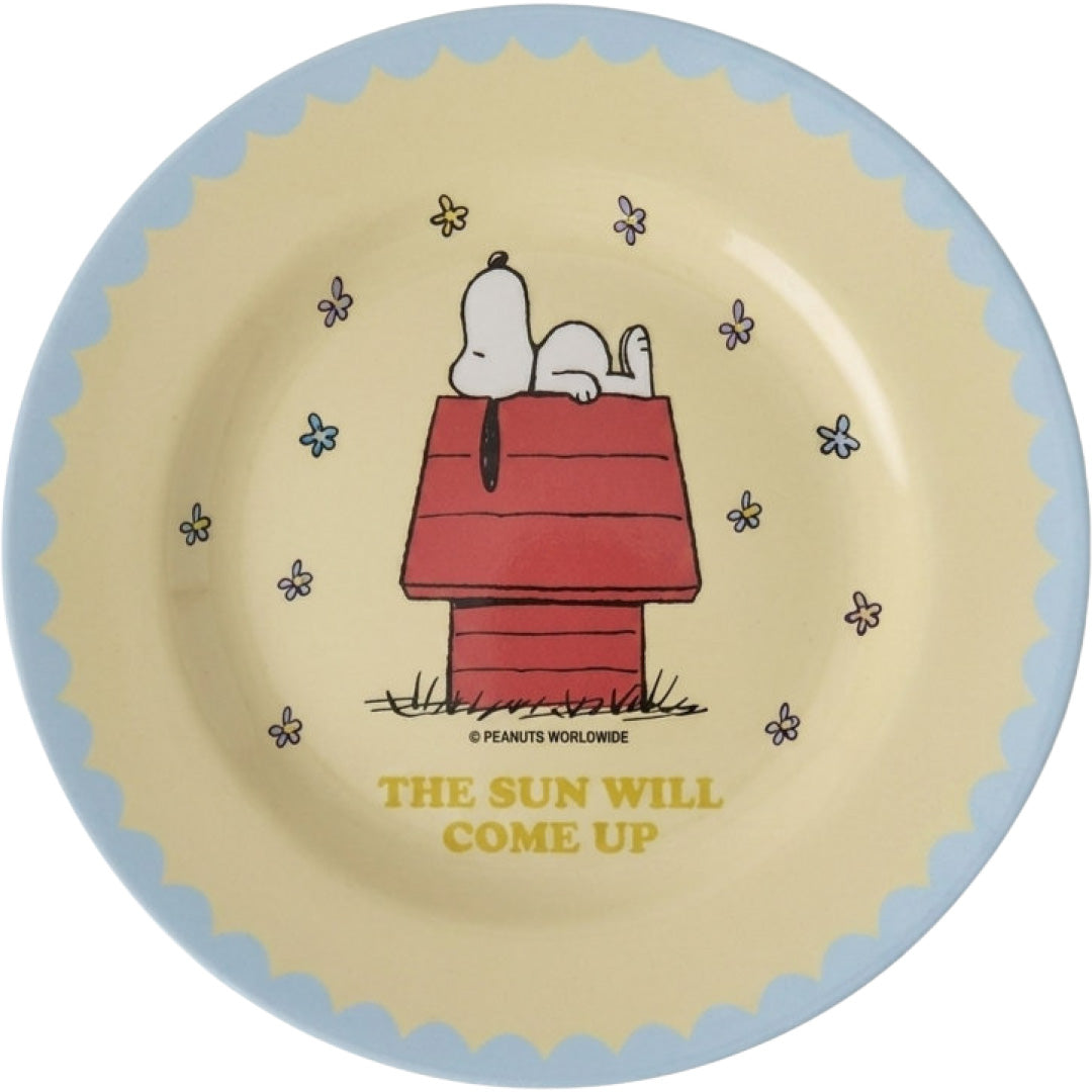 Rice crèmekleurig kinderbord met Snoopy liggend op zijn rode hondenhok en de tekst 'THE SUN WILL COME UP'.