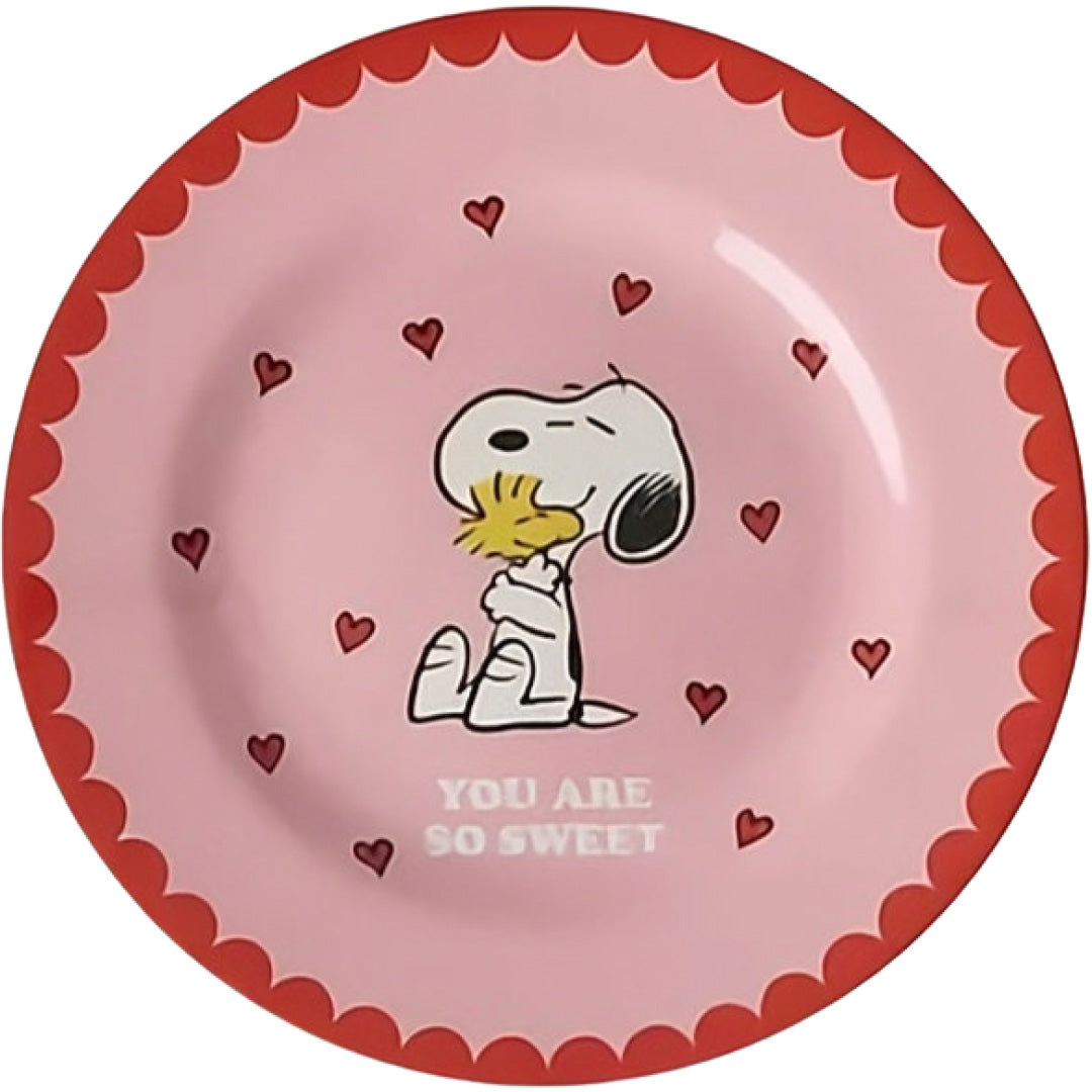 rice kinderbord met Snoopy die Woodstock knuffelt, omringd door rode hartjes en de tekst 'YOU ARE SO SWEET'.