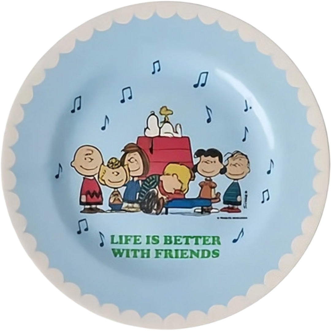 Rice melamine kinderbord in lichtblauw met Snoopy en de Peanuts-vrienden, muzikale noten en de tekst 'LIFE IS BETTER WITH FRIENDS'.