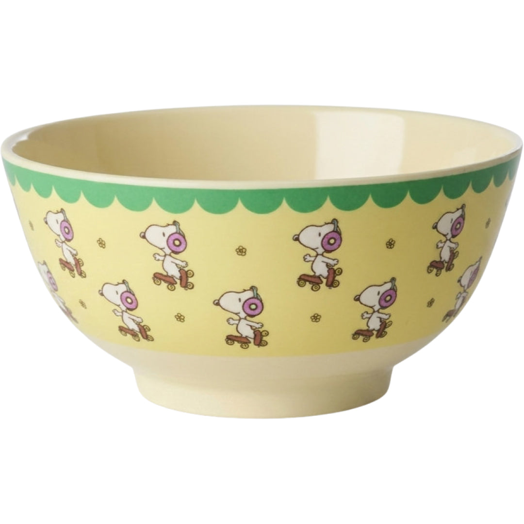 rice gele melamine kinderkom met Snoopy figuren op skateboards.