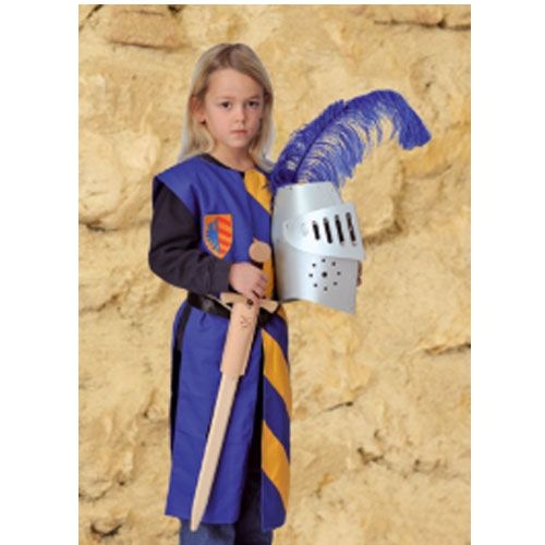 Kind in ridderkostuum met houten zwaard en zilveren helm met blauwe veer.