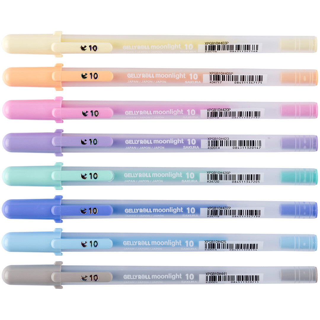 Acht Sakura Gelly Roll Moonlight gelpennen in verschillende pastelkleuren liggen naast elkaar.