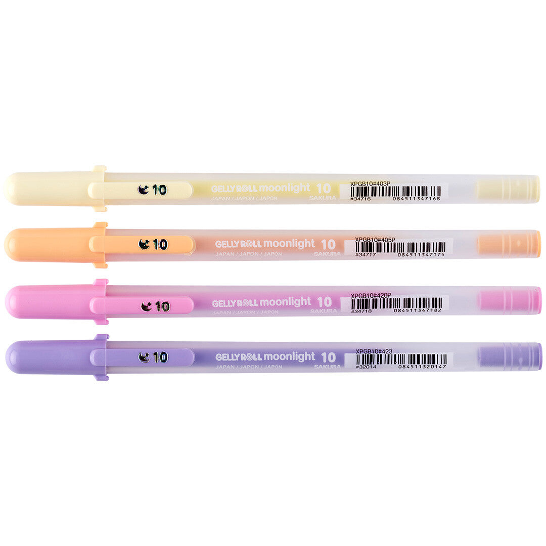 Vier Sakura Gelly Roll Moonlight gelpennen in pastelkleuren liggen schuin naast elkaar.