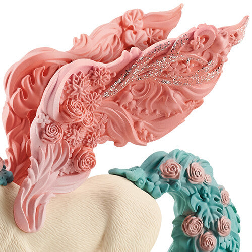 Detail van de roze vleugels van de pegasus, versierd met rozen en glitter.