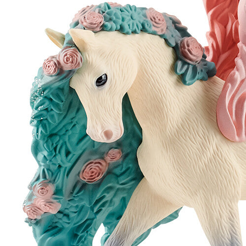 Detail van het hoofd van de pegasus met de turquoise manen versierd met rozen.