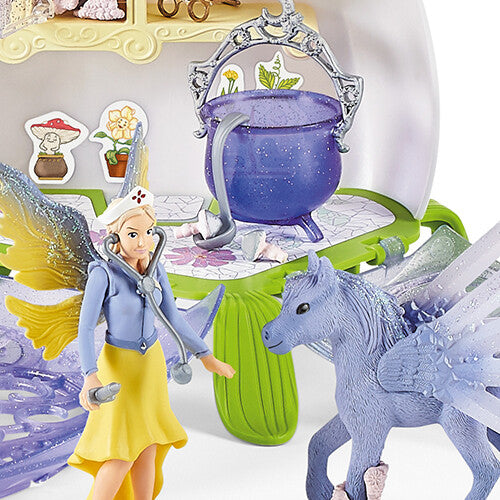 Detail van de elfen dierenartsfiguur met stethoscoop en het gevleugelde paard uit de speelset.