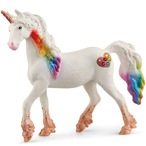 Schleich Bayala eenhoorn speelgoedfiguur met regenboogmanen en -staart en een hartje op de flank.