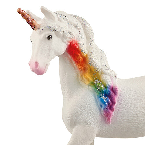 Detailopname van de kop en regenboogmanen van de Schleich Bayala eenhoorn.