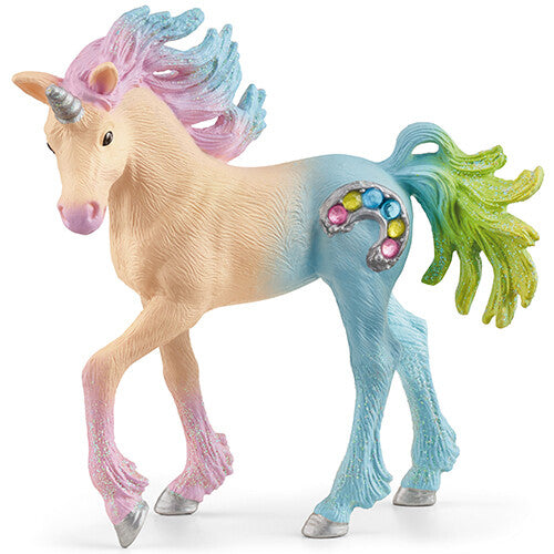 Schleich veelkleurig eenhoorn veulen speelgoedfiguur met regenboogmanen en snoepjespatroon op de flank.