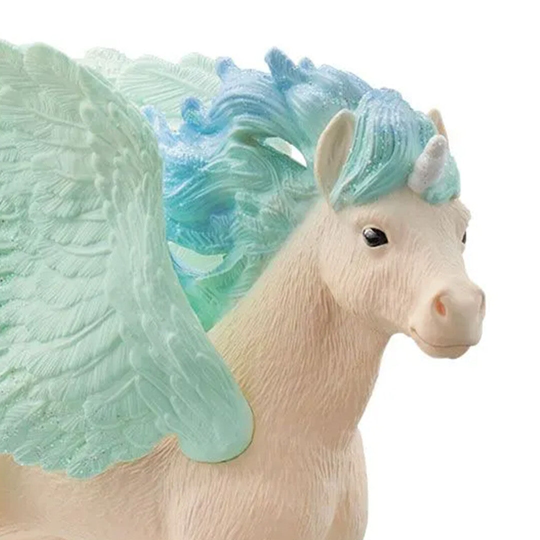 Detailopname van de kop van het Schleich bayala eenhoorn veulen Stormy speelfiguur.