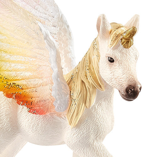 Detailopname van de kop en glittervleugels van het Schleich Bayala regenboogeenhoorn veulen.