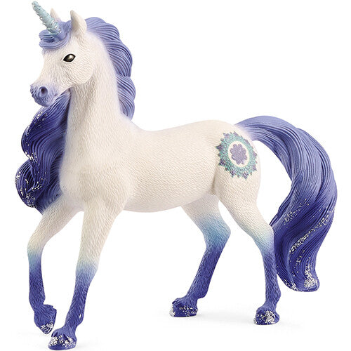 Schleich dierenfiguurtje van een witte eenhoorn met paarse manen, staart en hoeven, en een mandala patroon op de flank.