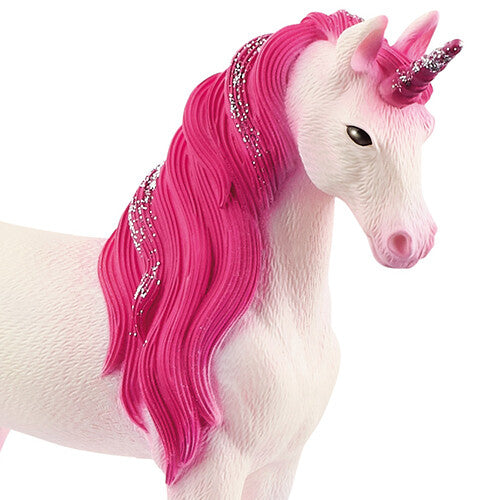 Detailopname van de kop van het eenhoorn dierenfiguurtje met roze manen en hoorn.