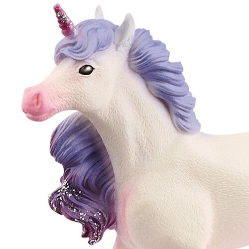 Detailopname van de kop van het Schleich Bayala eenhoorn veulen met paarse glittermanen en een roze glitterhoorn.