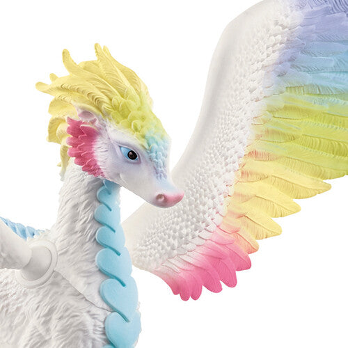 Detailopname van de kop en regenboogkleurige vleugels van de Schleich Bayala draak.