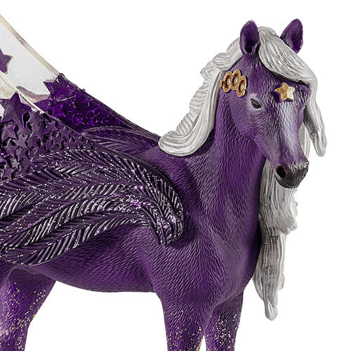 Detail van de kop van de paarse sterrenpegasus met zilveren manen en een gouden ster op het voorhoofd.