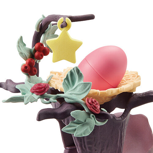 Detail van de Schleich Bayala speelset met een roze ei in een nest op een boomtak.