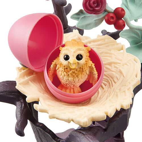 Detail van de Schleich Bayala speelset met een babyuil die uit een roze ei komt.