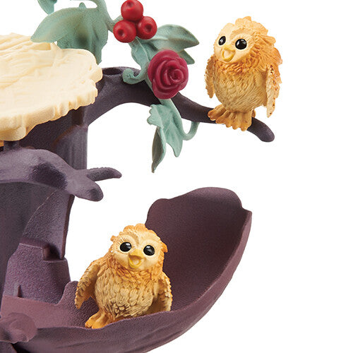 Detail van de Schleich Bayala speelset met twee babyuilen op de boomstructuur.