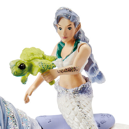 Detail van de Schleich Bayala zeemeermin die een kleine groene schildpad vasthoudt.