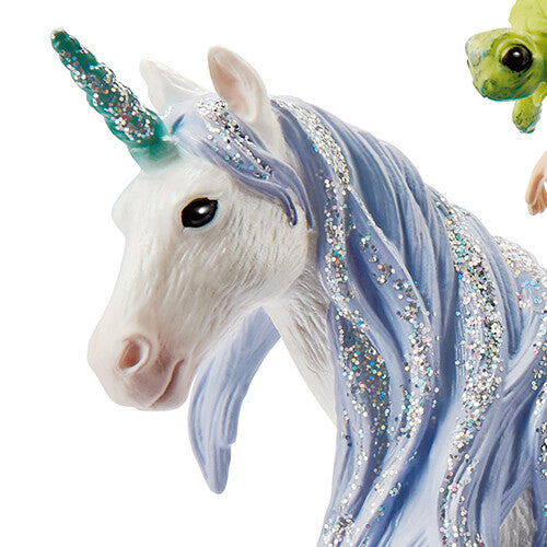 Detail van de kop van de Schleich Bayala eenhoorn met glinsterende manen en een blauwe hoorn.