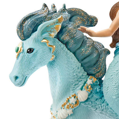 Detail van het Schleich onderwaterpaard met glittermanen en een schelpenketting.