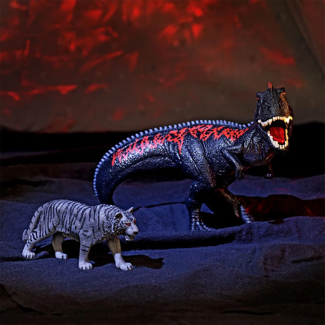 Schleich Giganotosaurus dinosaurusfiguur en een tijgerfiguur op een donkere ondergrond.