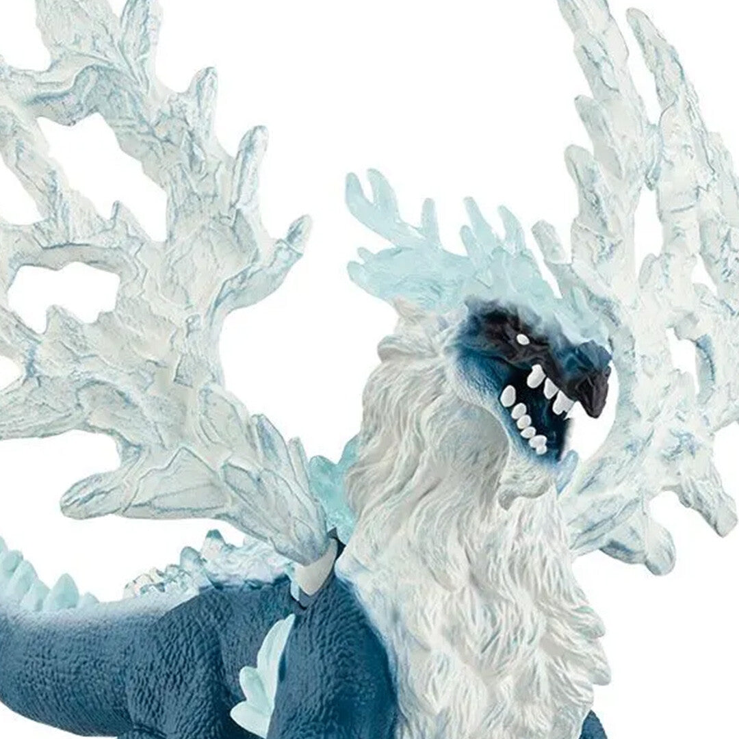 Detailopname van de kop en ijzige vleugels van de Schleich Eldrador Creatures ijsdraak speelgoedfiguur.