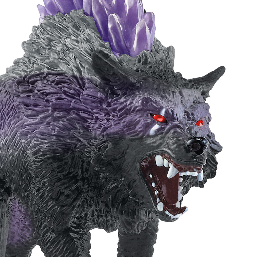 Detailopname van de kop van de Schleich Eldrador Creatures schaduwwolf met rode ogen en opengesperde bek.