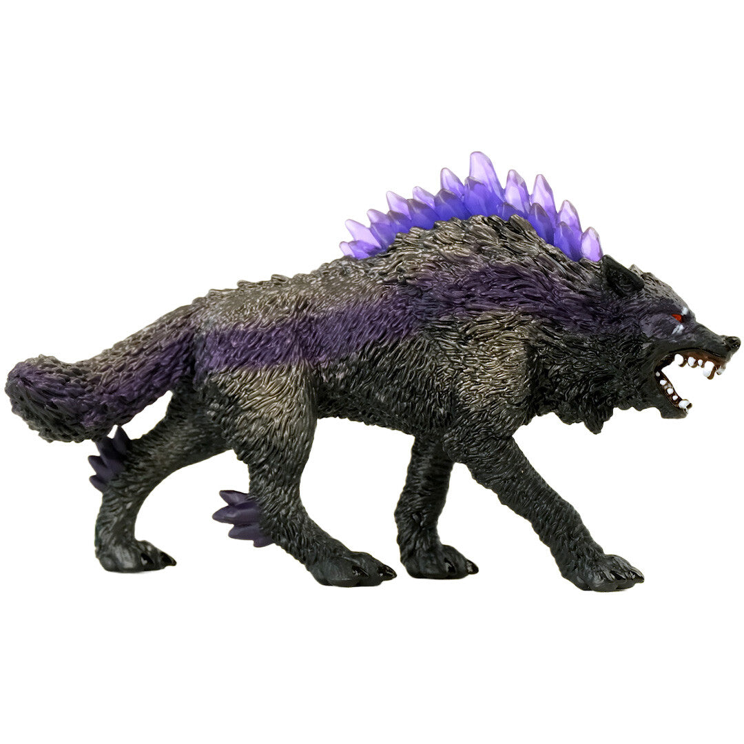 Schleich Eldrador Creatures schaduwwolf dierenfiguurtje met paarse kristallen, van de rechterzijkant gefotografeerd.