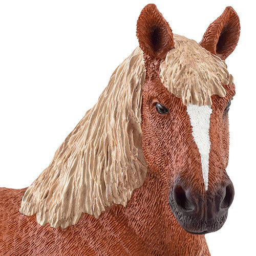 Detailopname van de kop van het Schleich Belgisch trekpaard merrie dierenfiguurtje.