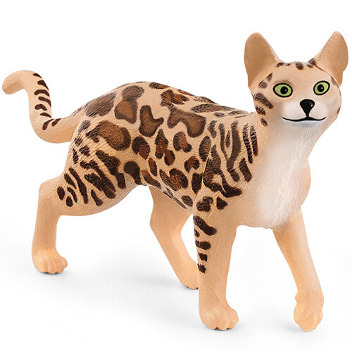 Schleich dierenfiguurtje van een staande Bengaalse kat met beige vacht en bruine vlekken.