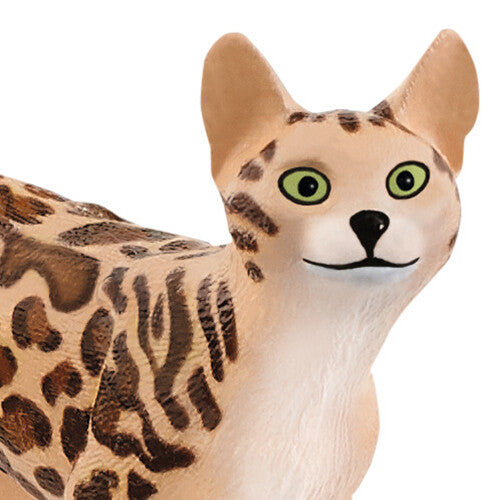 Detailopname van de kop van het Bengaalse kat dierenfiguurtje met groene ogen en gevlekte vacht.