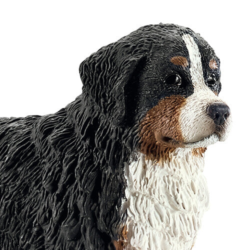Detailfoto van het hoofd en de borst van een Berner sennenhond dierenfiguurtje.