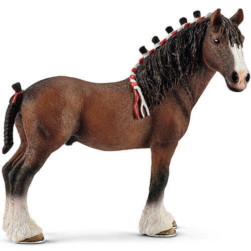 Schleich plastic dierenfiguurtje van een bruine Clydesdale ruin met gevlochten manen en staart.
