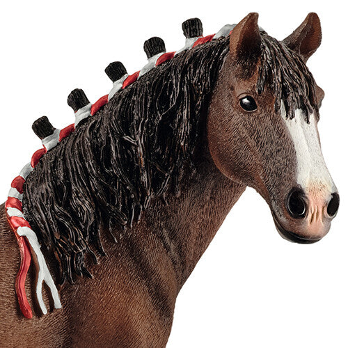 Detailfoto van de kop en manen van het bruine Clydesdale paardenfiguur met vlechtjes.