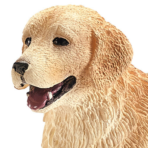 Detailopname van de kop van het Schleich golden retriever dierenfiguurtje.
