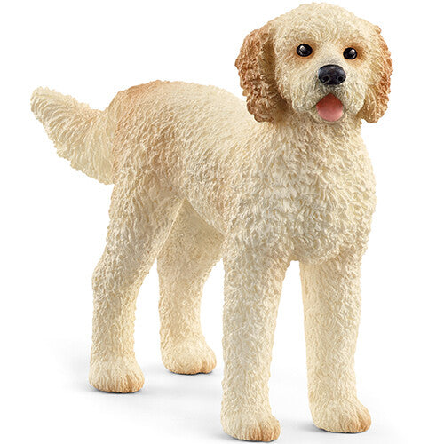 Een staande Schleich Goldendoodle dierenfiguur, beige van kleur.