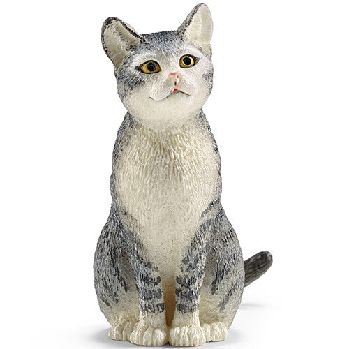 Schleich dierenfiguurtje van een zittende grijze gestreepte kat.