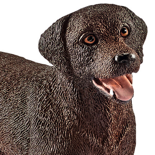 Detailopname van het bruine labrador retriever dierenfiguurtje, met focus op de kop en open bek.