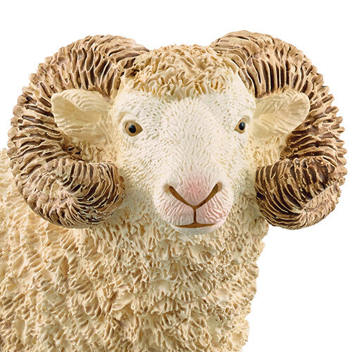 Detailopname van de kop van het Schleich ram dierenfiguurtje met de ogen, neus en gekrulde hoorns.