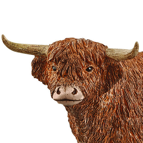 Detailopname van de kop van het Schleich dierenfiguurtje van een Schotse Hooglander stier.