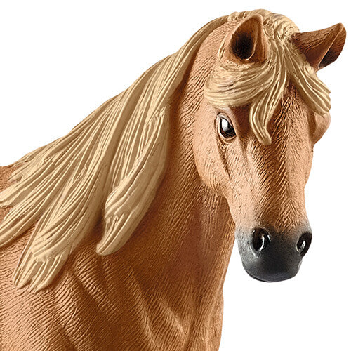 Detailfoto van de kop en hals van het bruine paardenfiguurtje.