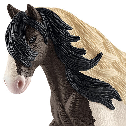 Detailopname van de kop en manen van het Schleich tinker hengst dierenfiguurtje.