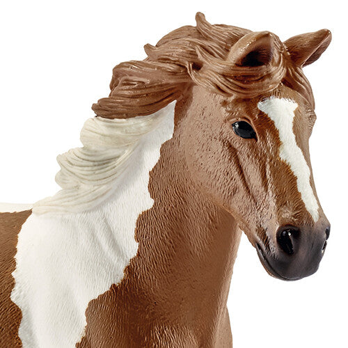 Detailopname van de kop van het Schleich tinker merrie dierenfiguurtje.