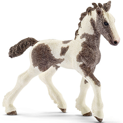 Schleich dierenfiguurtje van een staand tinker veulen met bruine en witte vlekken.