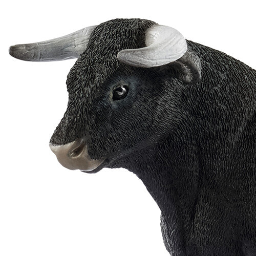 Detailopname van de kop van het Schleich dierenfiguurtje van een zwarte stier.