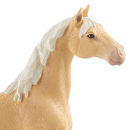 Detailfoto van het hoofd en de hals van het beige American Saddlebred merrie speelgoedfiguurtje.