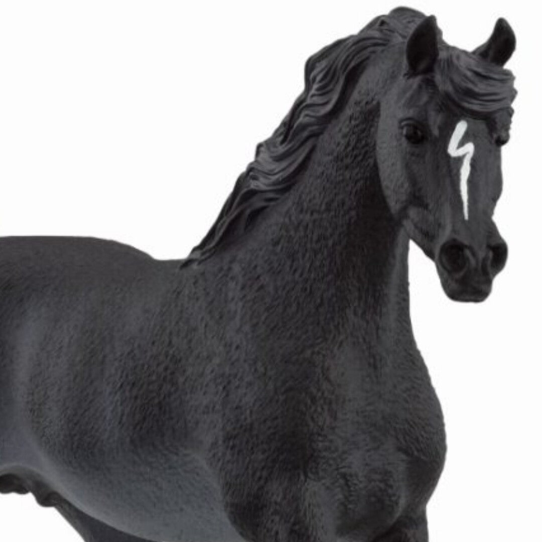 Detailopname van het Schleich dierenfiguurtje van een zwarte Arabische hengst met witte bles.