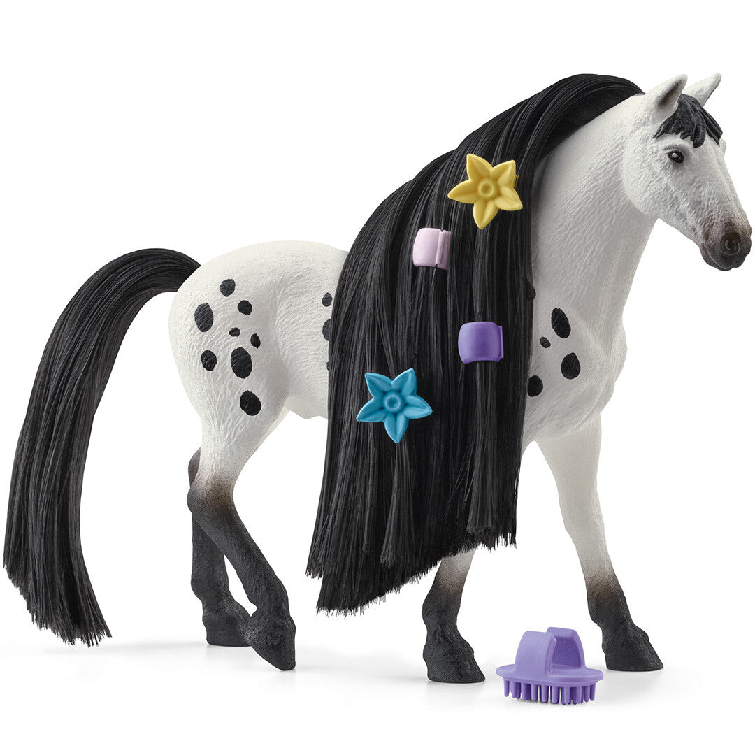 schleich Knabstrupper hengst speelgoedfiguur met lange zwarte manen versierd met kleurrijke clips en een kam.